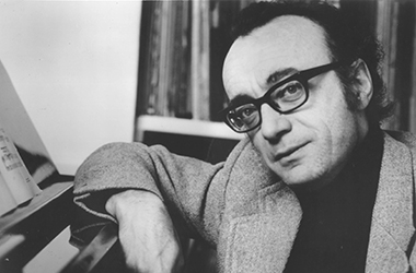 Alfred Brendel next to piano