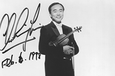 Signed photo of Cho-Liang Lin with violin