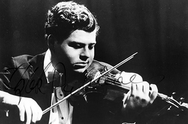 Itzhak Perlman playing violin
